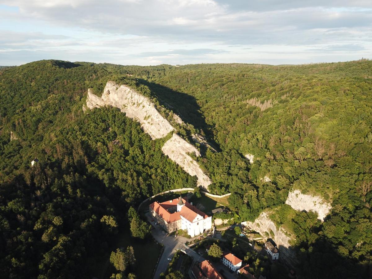 Hotel Obecna Skola Svatý Jan pod Skalou Eksteriør bilde