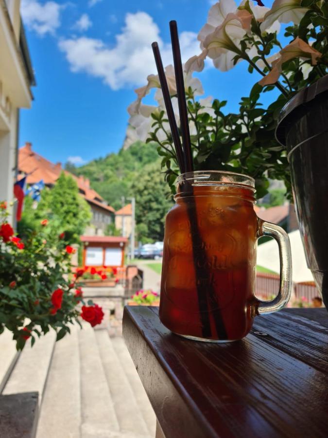 Hotel Obecna Skola Svatý Jan pod Skalou Eksteriør bilde