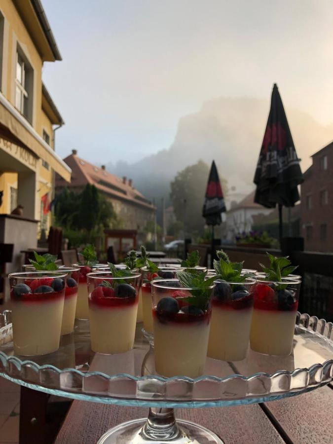 Hotel Obecna Skola Svatý Jan pod Skalou Eksteriør bilde