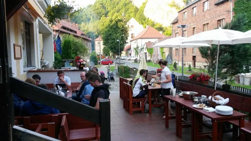 Hotel Obecna Skola Svatý Jan pod Skalou Eksteriør bilde