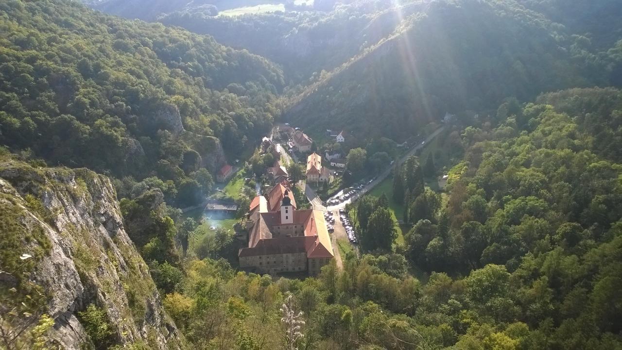 Hotel Obecna Skola Svatý Jan pod Skalou Eksteriør bilde